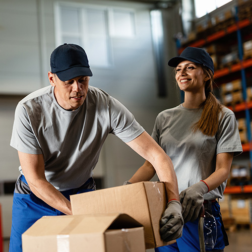 Deux intéimaires qui travaillent dans un entrepôt.