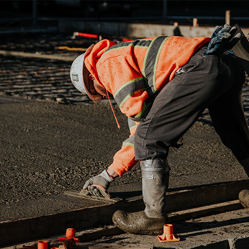 Une ouvrier en intérim qui travaille dans les travaux publics.