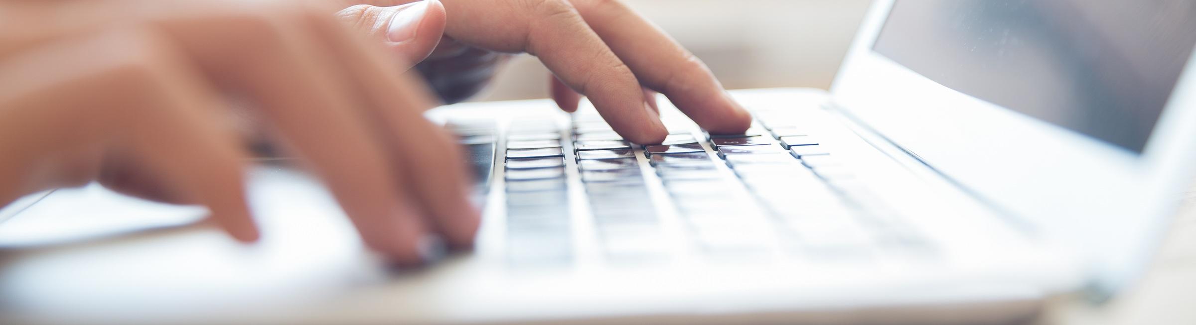 Un internaute à Saint-Étienne consulte des mentions légales