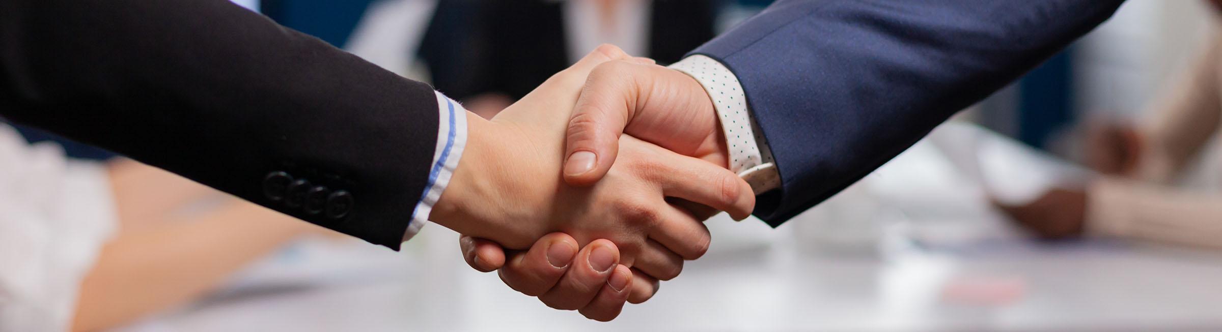 Une entreprise serre la main à un professionnel de l'agence Sainté Recrut'